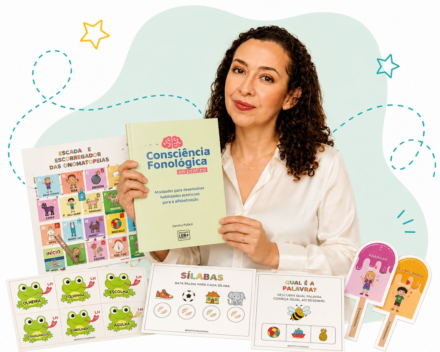 Professora Sandra Puliezi segurando o livro Consciência Fonológica na Prática