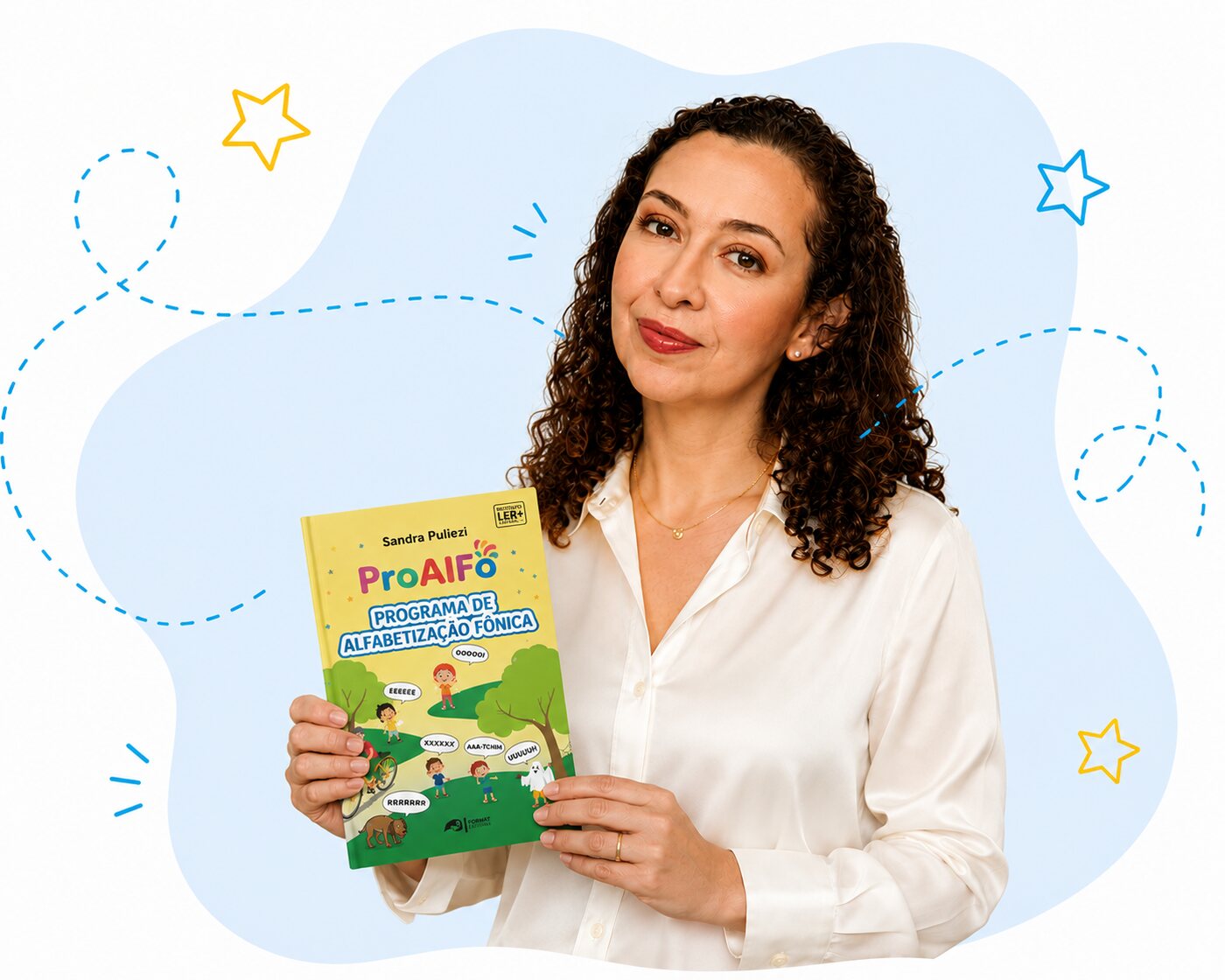 Professora Sandra Puliezi segurando o livro do PROALFO
